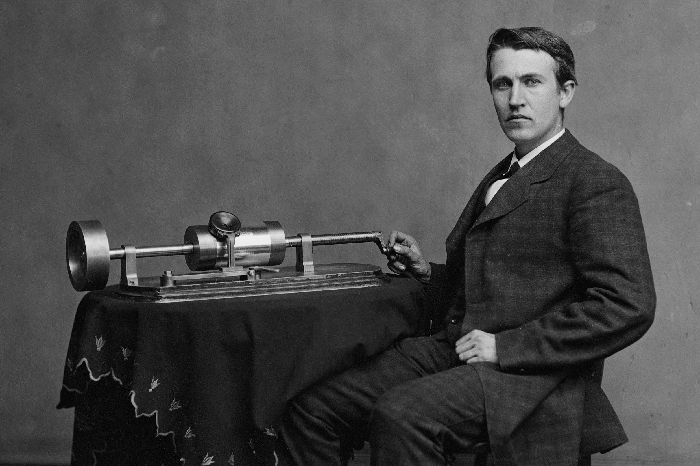 Thomas Edison avec son deuxième phonographe